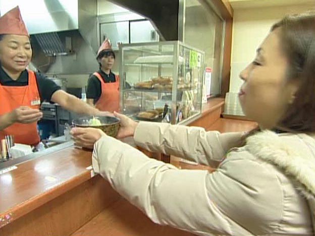 そばを受け取る