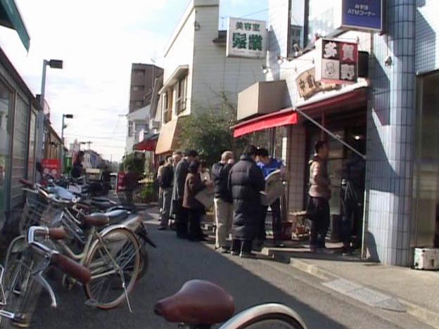 ラーメン店の行列