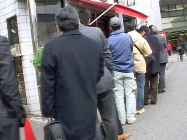 行列に並ぶ人たち