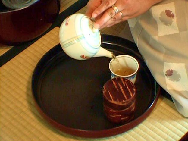 お茶を入れる