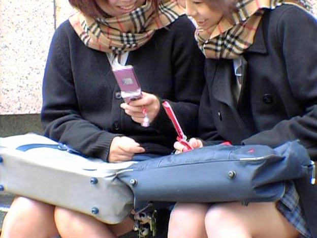 携帯を使う高校生1