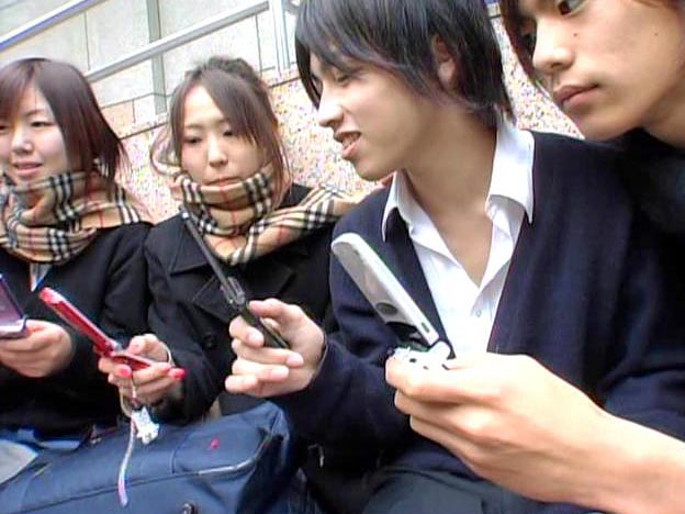 携帯を使う高校生3